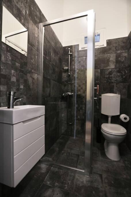 Unwind In Style W Sauna Dsgn 2Br Home Budapest Eksteriør bilde