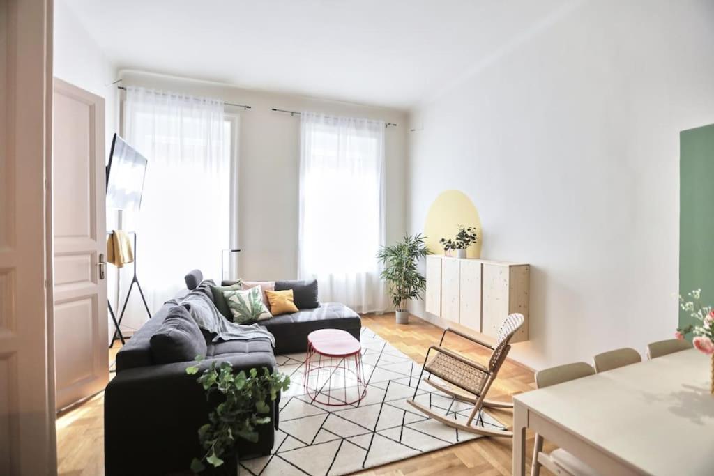 Unwind In Style W Sauna Dsgn 2Br Home Budapest Eksteriør bilde