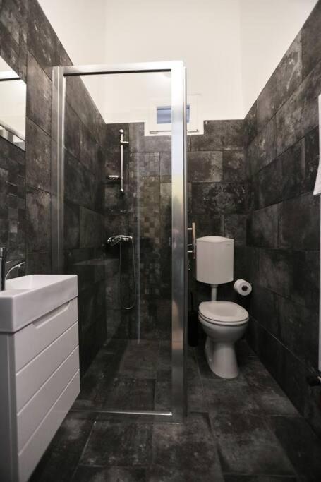 Unwind In Style W Sauna Dsgn 2Br Home Budapest Eksteriør bilde