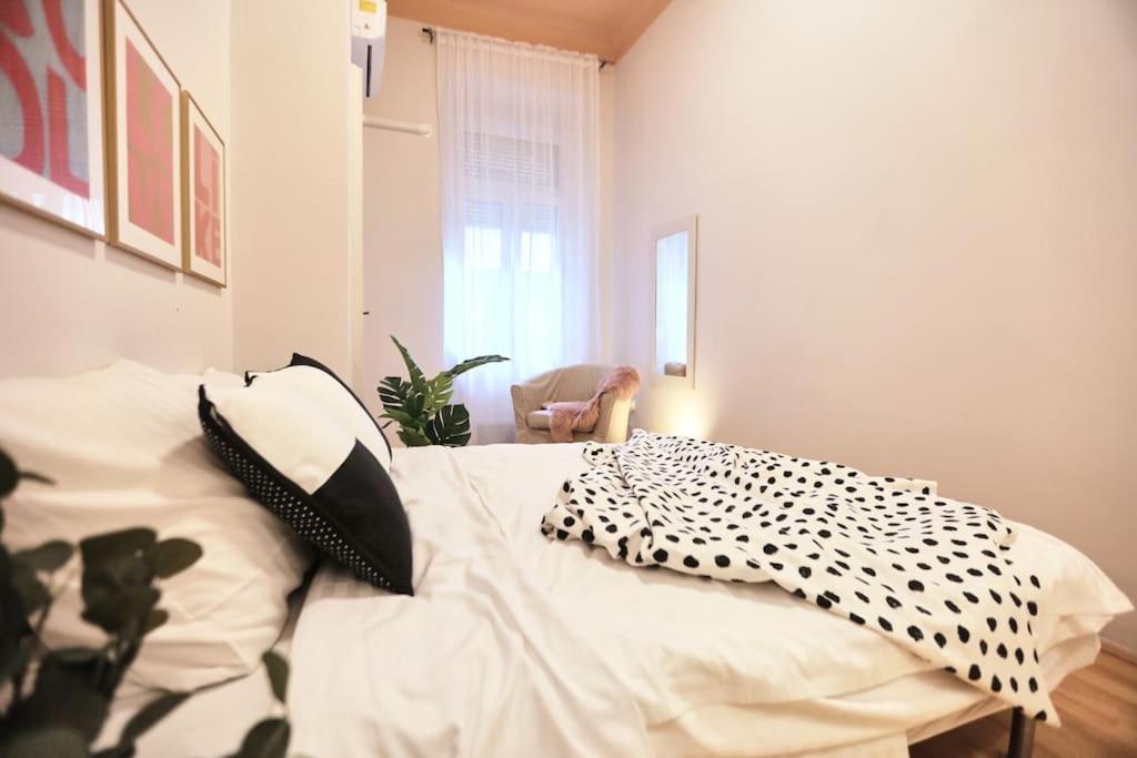 Unwind In Style W Sauna Dsgn 2Br Home Budapest Eksteriør bilde