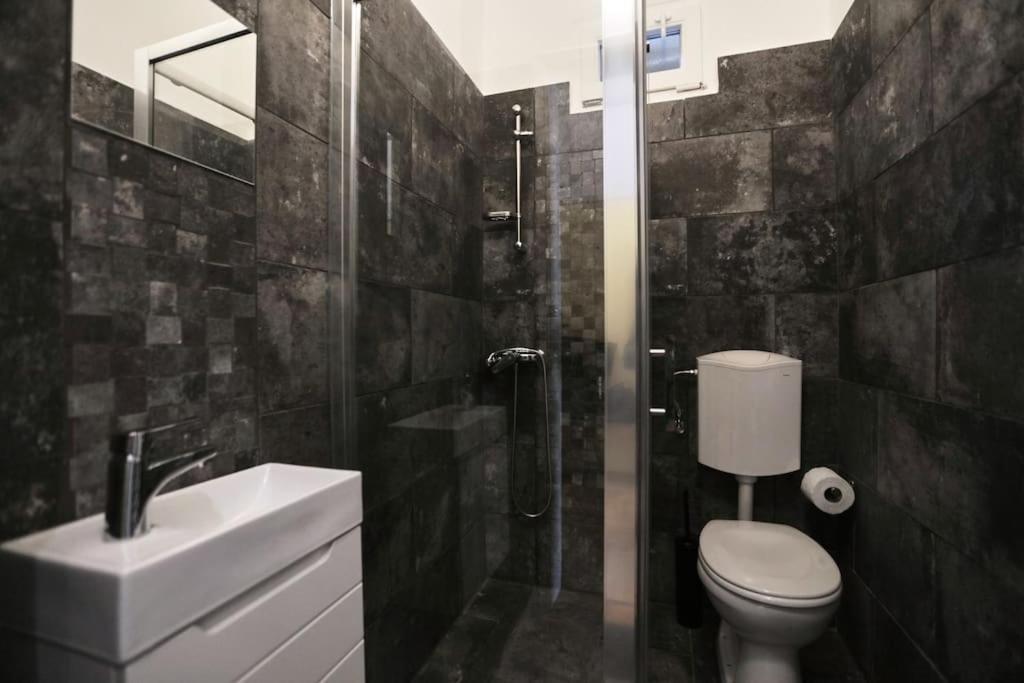 Unwind In Style W Sauna Dsgn 2Br Home Budapest Eksteriør bilde